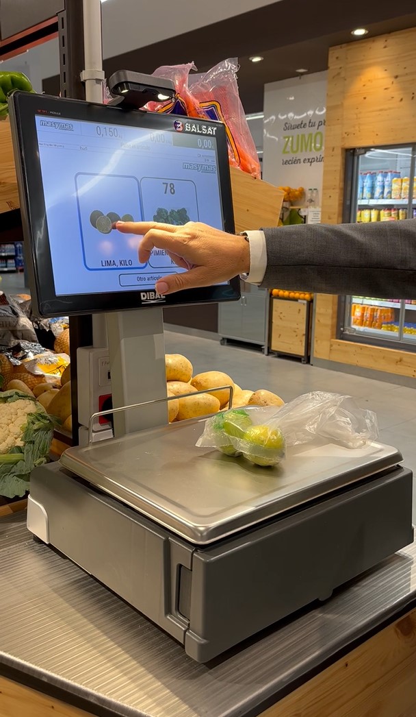 Supermercados masymas estrena balanzas de visión artificial en sección de frutas y verduras